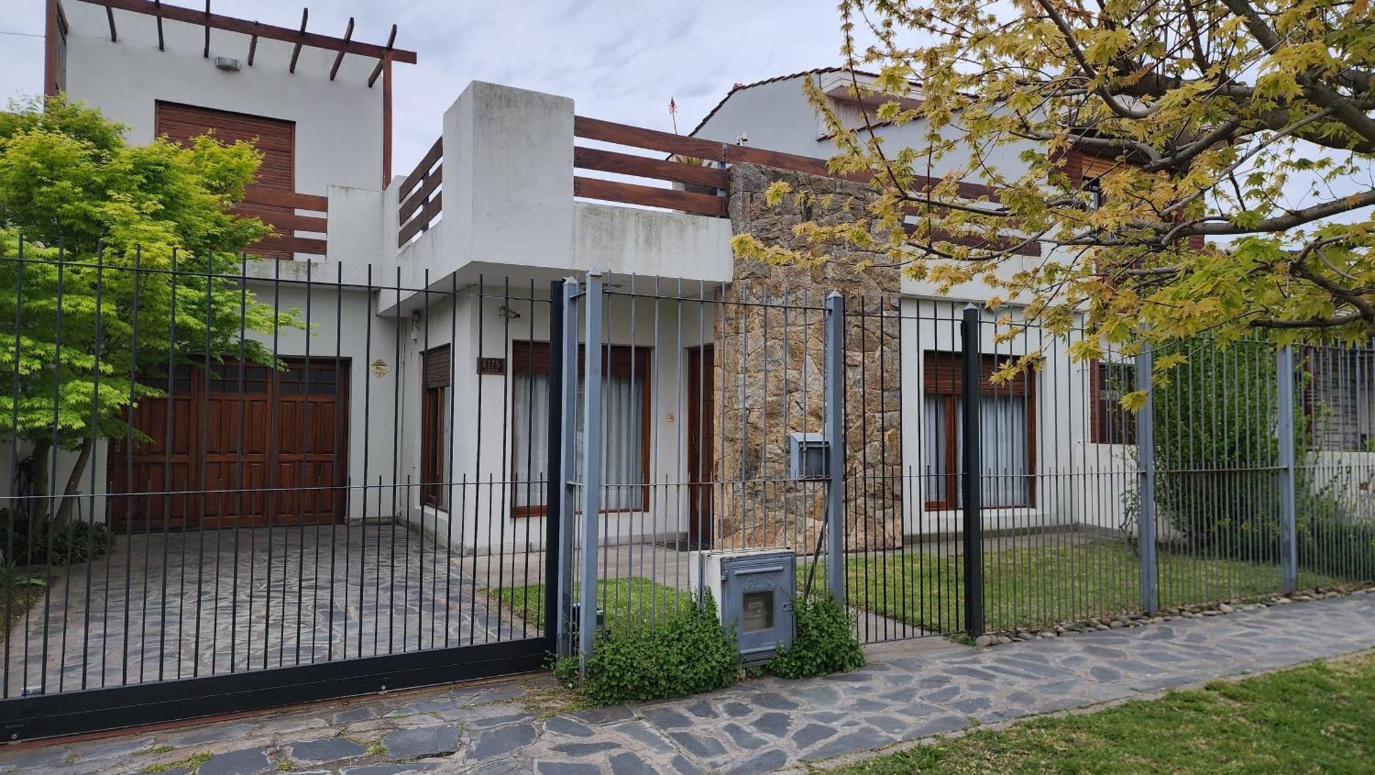 Casa Familiar Luminosa Con Cochera Y Parilla Сasa de vacaciones *